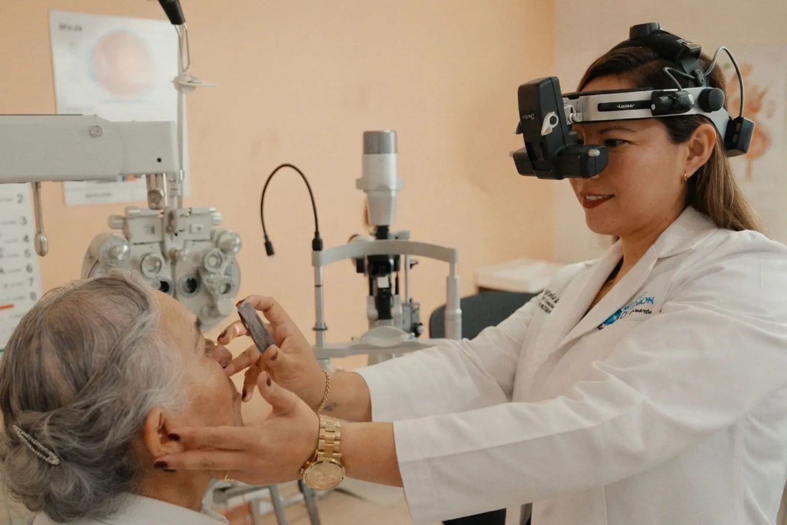 Cataratas en la tercera edad: por qué el contexto clínico es vital para el diagnóstico