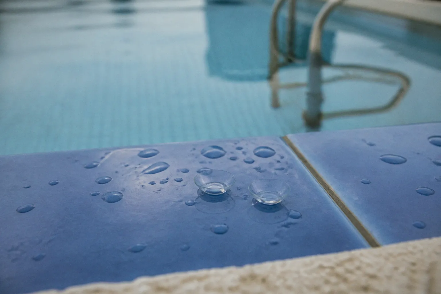 Lentillas en la piscina: el error que casi me cuesta la visión